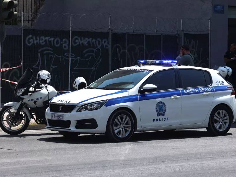 ΕΚΤΑΚΤΟ: Ένοπλοι επιχείρησαν να ληστέψουν κοσμηματοπωλείο και πυροβόλησαν αστυνομικό