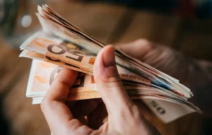 ΕΠΙΔΟΜΑ ΣΥΝΤΑΞΙΟΥΧΩΝ: ΟΡΙΣΤΙΚΟ! ΑΥΤΟΙ ΘΑ ΠΑΡΟΥΝ ΤΗΝ ΑΥΞΗΣΗ ΤΩΝ 400 ΕΥΡΩ – ΑΠΟ ΠΟΤΕ ΘΑ ΜΠΑΙΝΟΥΝ ΣΤΟΥΣ ΛΟΓΑΡΙΑΣΜΟΥΣ