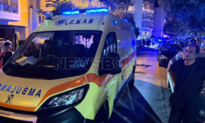 ΕΚΤΑΚΤΟ ΤΩΡΑ από Νίκαια: Το ΕΚΑΒ ζητά εκτάκτως ενισχύσεις, σoκ τι συνέβη πριν λίγα λεπτά έξω από την εκκλησία