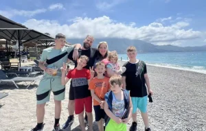 «Δεν μας στήριξαν, το παιδί μας δέχτηκε bullying. Ζούσαμε με ποντίκια» – Οι καταγγελίες της πολύτεκνης οικογένειας που έφυγε από τη Φουρνά