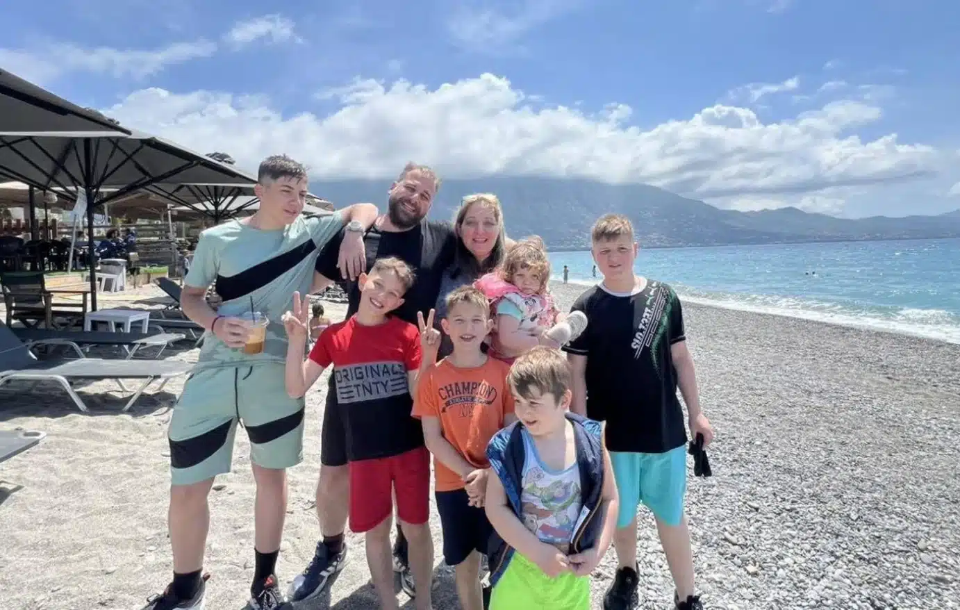 «Δεν μας στήριξαν, το παιδί μας δέχτηκε bullying. Ζούσαμε με ποντίκια» – Οι καταγγελίες της πολύτεκνης οικογένειας που έφυγε από τη Φουρνά
