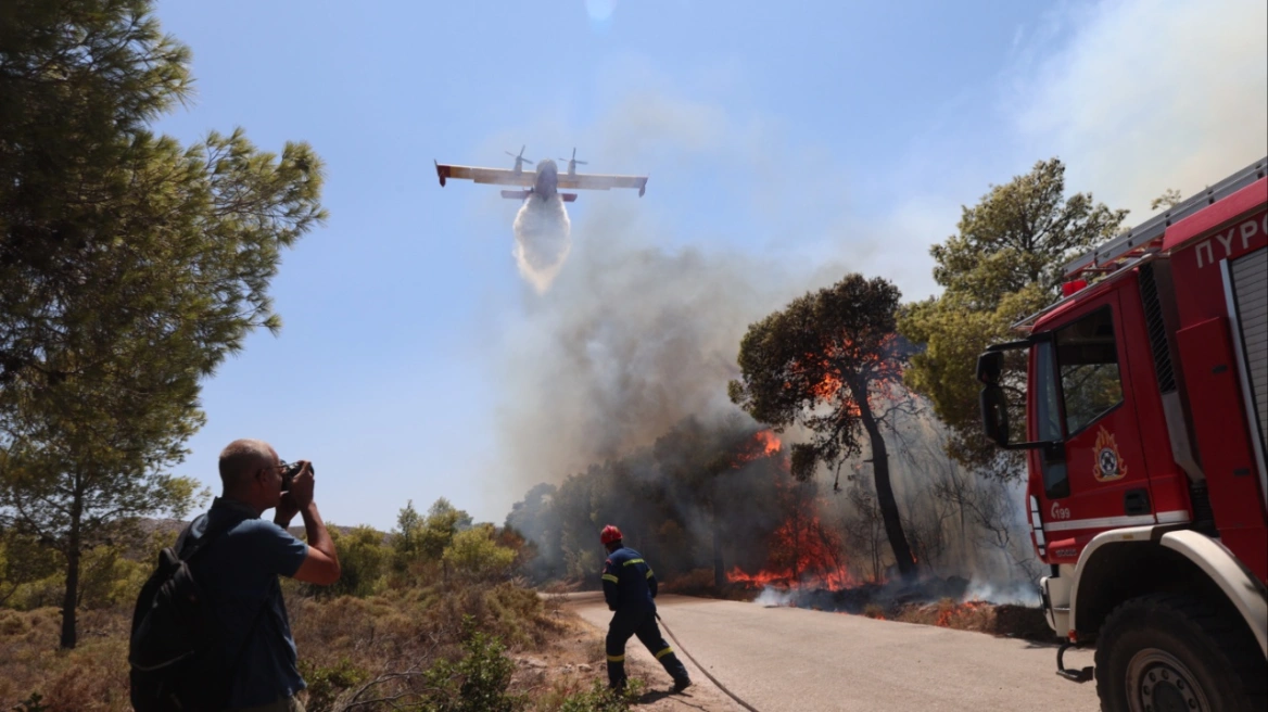 EKTAKTO: Καίγεται η χώρα μας - Μεγάλη φωτιά τώρα, έχουμε νεκρό - Στη μάχη η πυροσβεστική με επίγεια και εναέρια μέσα