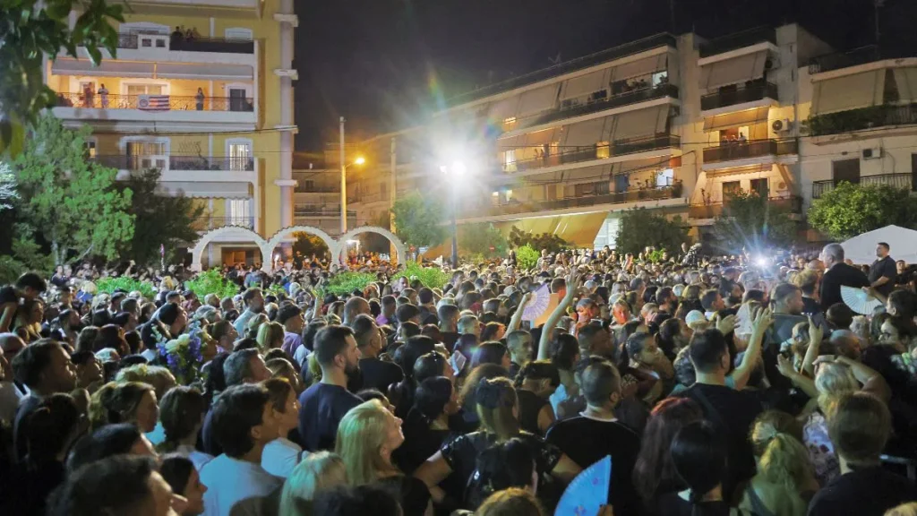 Μεγάλη ένταση στη «λαϊκή αγρυπνία» Μαζωνάκη: Λιποθυμίες έξω από την εκκλησία –Βίντεο