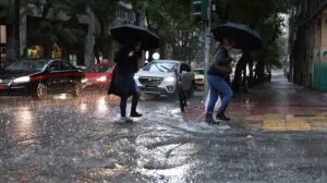 Κόκκινος συναγερμός για καιρό: Σάστισαν οι μετεωρολόγοι με αυτό που έρχεται μέχρι την Κυριακή – Σφοδρές καταιγίδες και θυελλώδεις άνεμοι