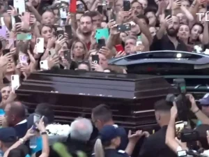Γιώργος Μαζωνάκης: Ανατριχιαστικές στιγμές έφτασε η σορός του στη Νίκαια