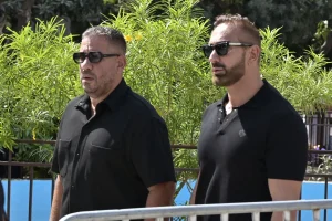 “ΤΙ ΤΟΥ ΦΟΡΑΤΕ;” ΣΕ ΣΟΚ Η ΜΑΝΑ ΤΟΥ ΜΑΖΩΝΑΚΗ ΟΤΑΝ ΕΜΑΘΕ ΜΕ ΤΙ ΕΝΔΥΜΑΣΙΑ ΘΑ ΤΑΦΕΙ
