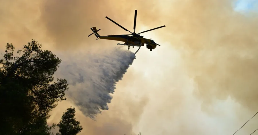 Μεγάλη φωτιά τώρα στη χώρα μας: Ήχησε το 112 – Εντολή απομάκρυνσης