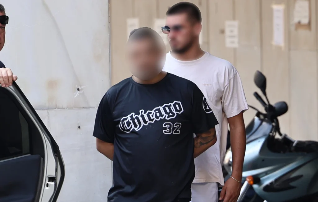 ΦΡΙΚΗ ΣΤΗΝ ΚΥΨΕΛΗ – ΕΚΤΑΚΤΟ ΤΩΡΑ! ΕΠΙΤΕΘΗΚΕ ΣΤΟΥΣ ΑΣΤΥΝΟΜΙΚΟΥΣ ΚΑΙ ΠΗΓΕ ΝΑ ΑΠΟΔΡΑΣΕΙ