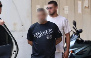 ΦΡΙΚΗ ΣΤΗΝ ΚΥΨΕΛΗ – ΕΚΤΑΚΤΟ ΤΩΡΑ! ΕΠΙΤΕΘΗΚΕ ΣΤΟΥΣ ΑΣΤΥΝΟΜΙΚΟΥΣ ΚΑΙ ΠΗΓΕ ΝΑ ΑΠΟΔΡΑΣΕΙ