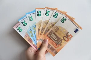 Χριστουγεννιάτικος μποναμάς 500 ευρώ – Ποιοι και ποτέ θα δουν τα λεφτά
