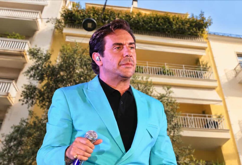 “Σεβαστείτε τον χαμό του”: Εβγαλαν φωτογραφία τον αναίσθητο Μαζωνάκη έξω από την κλινική στο Κολωνάκι – ΦΡΙΚΗ
