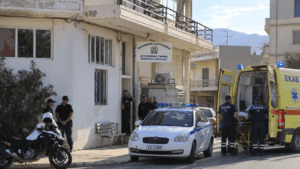 Διασωληνωμένος στη ΜΕΘ ο 31χρονος μετά την επίθεση με μαχαίρι στο Αστυνομικό Τμήμα Mάνδρας – Σοκάρουν τα τελευταία λόγια του