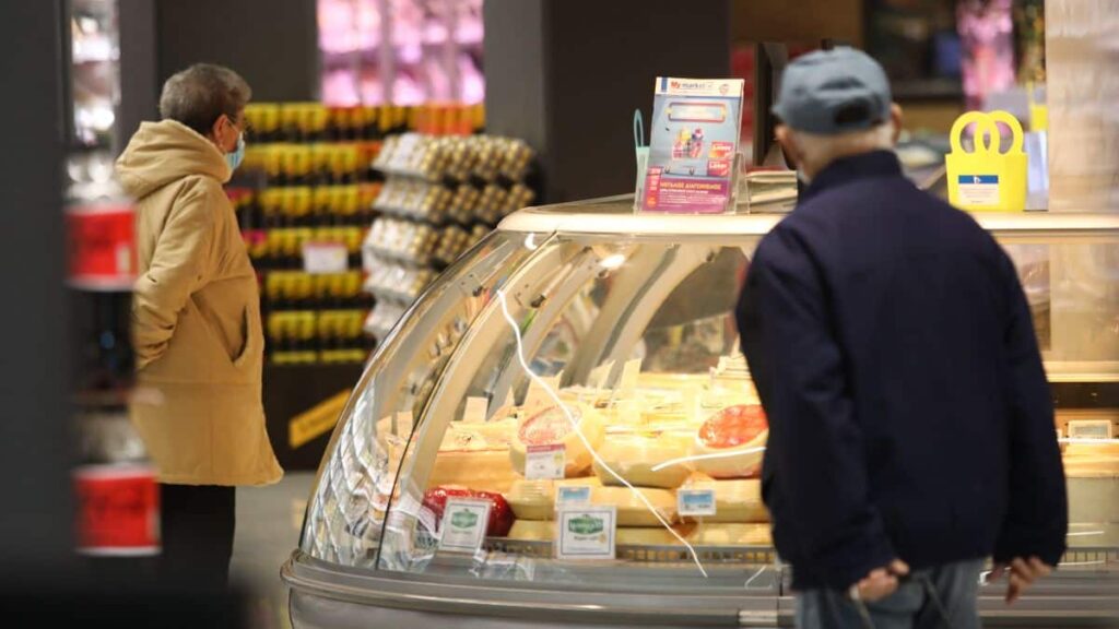 Market Pass: Ποιοι και πότε θα πάρουν έως 1.200 ευρώ – Τι ισχύει με το νέο βοήθημα των 300 ευρώ