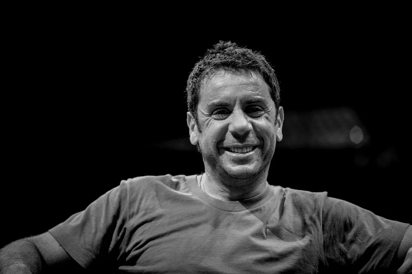 Δεν το χωρά ανθρώπου νους: Έβγαλαν τον Μαζωνάκη έξω από το ιατρείο με… καρέκλα – ΒΙΝΤΕΟ ΣΟΚ