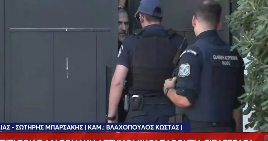 Μαζωνάκης: Άνοιξαν με τροχό την πόρτα του σπιτιού του – Στην Ασφάλεια οι αδερφές του και το ζευγάρι γιατρών