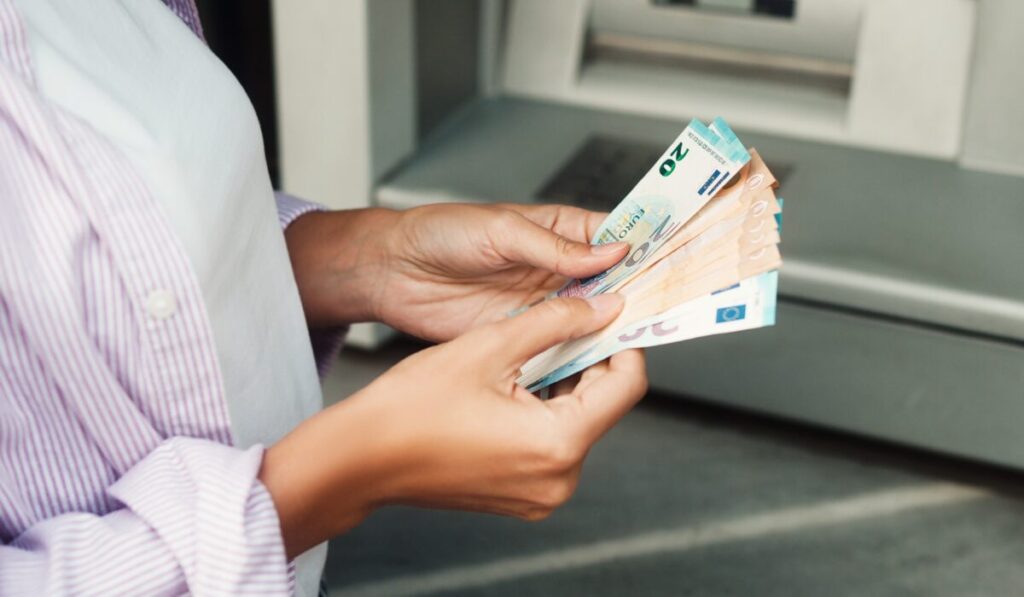 Μπαίνουν λεφτά άμεσα στα ATM – 65 εκ. ευρώ σε 64.261 δικαιούχους