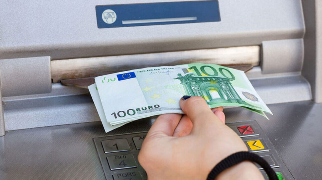 ΜΠΑΙΝΟΥΝ ΕΠΙΤΕΛΟΥΣ ΤΑ ΛΕΦΤΑ ΣΤΟΝ ΛΟΓΑΡΙΑΣΜΟ ΣΑΣ – ΤΙ ΩΡΑ ΝΑ ΠΑΤΕ ΑΤΜ