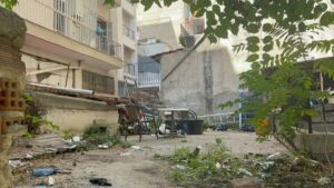 ΘΡΙΛΕΡ ΜΕ ΤΗΝ 13ΧΡΟΝΗ ΠΟΥ ΕΠΕΣΕ ΑΠΟ ΜΠΑΛΚΟΝΙ ΞΕΝΟΔΟΧΕΙΟΥ: ΤΙ ΕΚΑΝΕ ΜΕ ΤΟΥΣ ΔΥΟ ΑΦΓΑΝΟΥΣ ΣΤΟ ΔΩΜΑΤΙΟ
