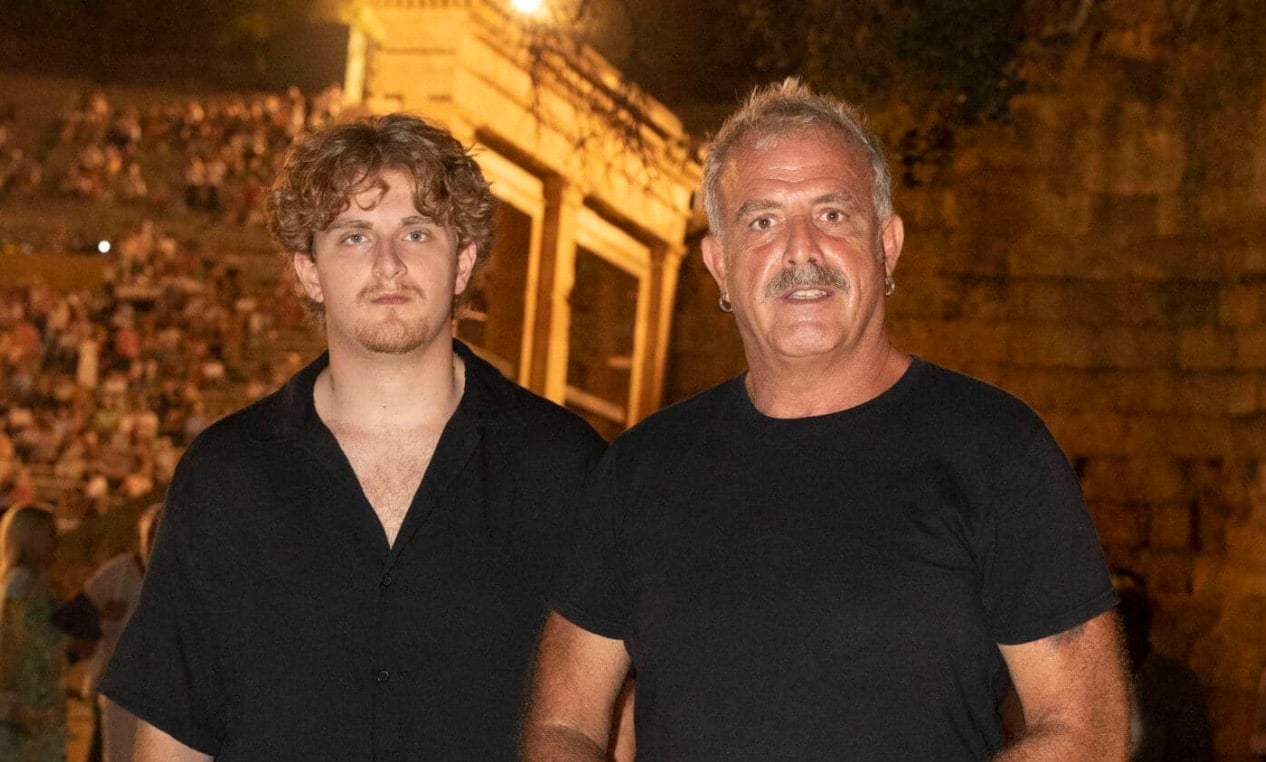 Σπάνια βραδινή έξοδος του Πασχάλη Τσαρούχα με τον 20χρονο γιο του