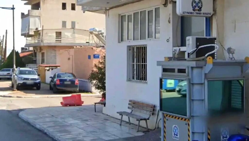 Άντρας εισέβαλε στο Aστυνομικό Τμήμα Μάνδρας και επιτέθηκε με μαχαίρι σε αστυνομικούς – Αξιωματικός τον πυροβόλησε στην κοιλιά