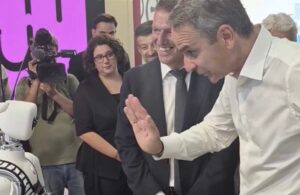 Ο Μητσοτάκης συνομίλησε με ρομπότ και το χαιρέτησε στη ΔΕΘ
