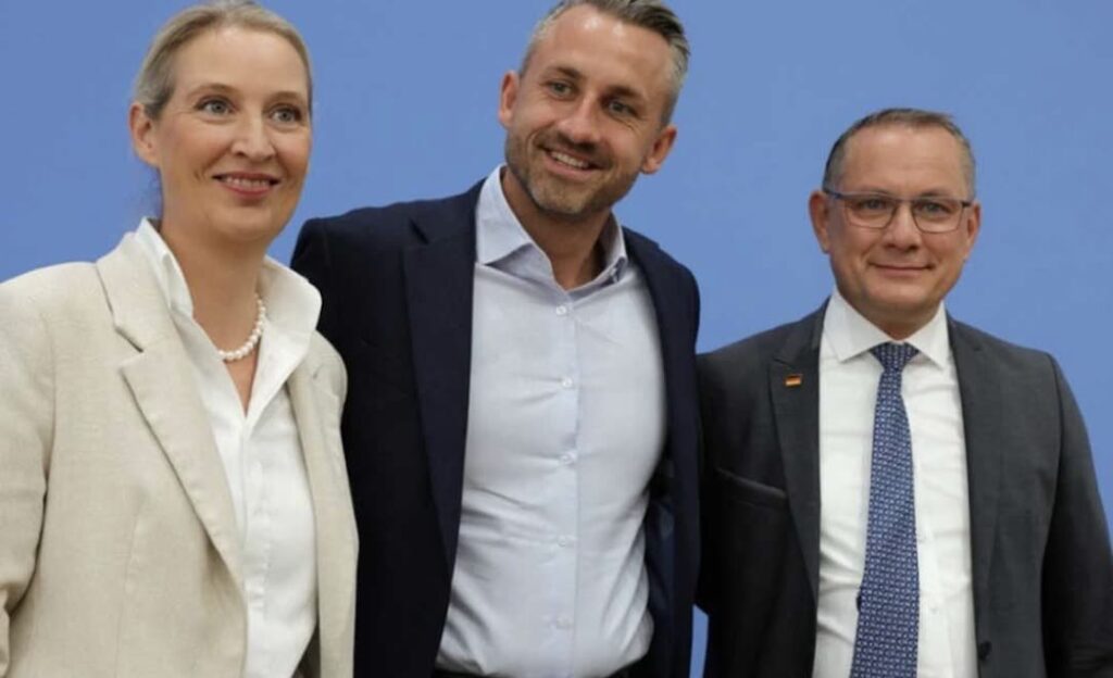 AfD: Απελάσεις μεταναστών από τη Γερμανία, απαγόρευση της σημαίας Pride και πατριωτισμός – Το σκληρό μανιφέστο του κόμματος