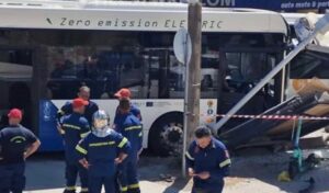 ΛΕΩΦΟΡΕΙΟ ΕΠΕΣΕ ΠΑΝΩ ΣΕ ΣΤΑΣΗ