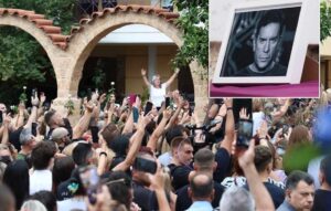 Ανατριχίλα: Πάρα πολύ κόσμος περιμένει τη σορό του Μαζωνάκη για το λαϊκό προσκύνημα στον ιερό ναό Αγ. Τριάδας στη Νίκαια