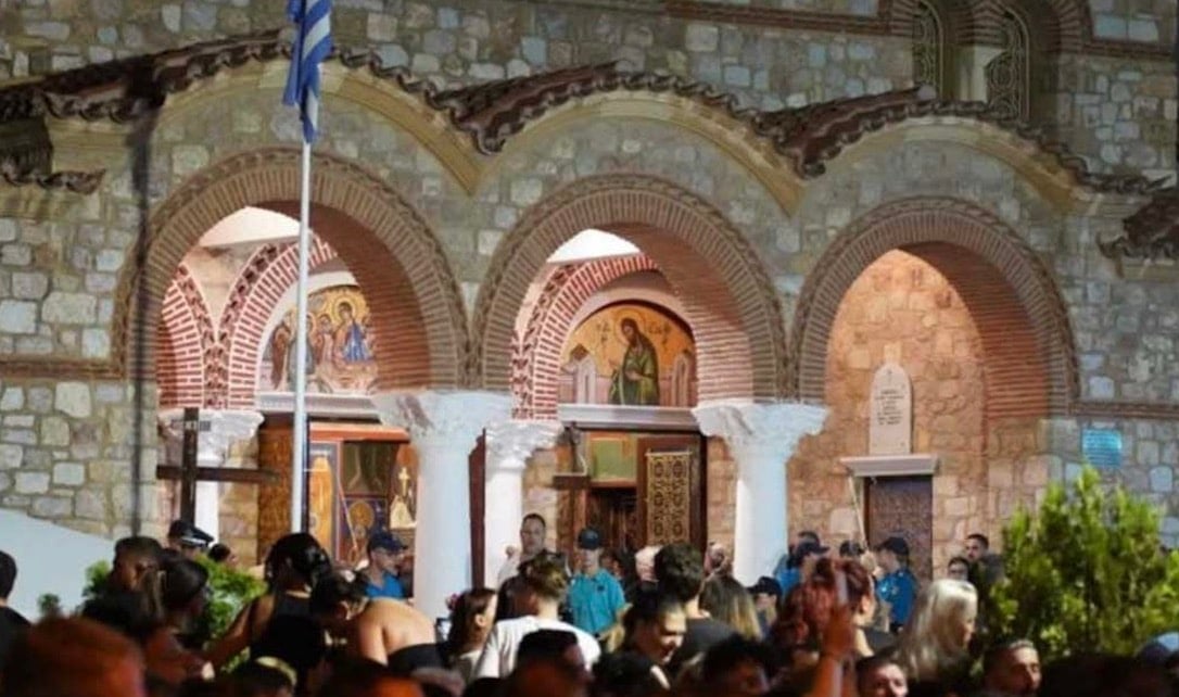 Aγρυπνία για τον Μαζωνάκη - Άγριο ξύλο έξω από το ναό σε επιδειξία