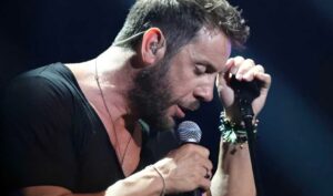 «Mη τα κάνεις όλα λίμπα, μόνο σκάσε και κολύμπα» – Το άγνωστο τραγούδι που δεν πρόλαβε να ηχογραφήσει ο Γιώργος Μαζωνάκης