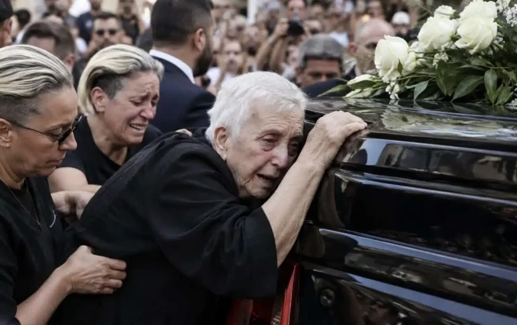 Κηδεία Μαζωνάκη: Γαντζωμένη πάνω στη νεκροφόρα η μάνα του – Ουρλιάζει η Μαρία και λιποθυμάει, μόνο η Βάσω είναι δυνατή