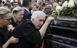 Κηδεία Μαζωνάκη: Γαντζωμένη πάνω στη νεκροφόρα η μάνα του – Ουρλιάζει η Μαρία και λιποθυμάει, μόνο η Βάσω είναι δυνατή