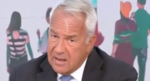  Βορίδης για επιδόματα: «Γιατί να πάω να δουλέψω αν παίρνω 1.000 ευρώ και κάθομαι;»