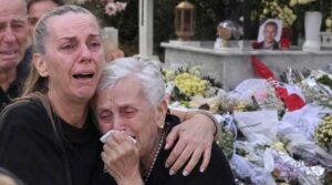 Γιώργος Μαζωνάκης: Συμβαίνει τώρα! Σπαραγμός στο τρισάγιο – Ούρλιαζαν από το κλάμα η Βάσω και η μητέρα του