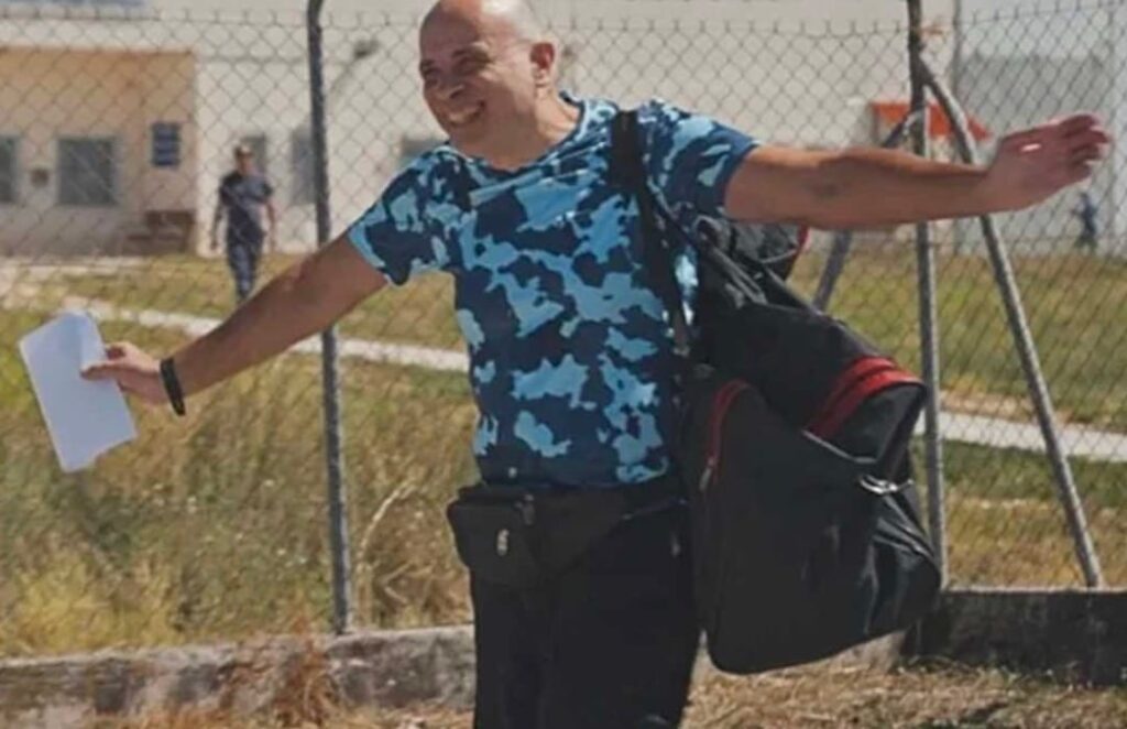 Εκτός φυλακής ο Νίκος Μαζιώτης: Πανηγυρίζει την αποφυλάκισή του μετά την έκτιση της 20ετούς ποινής