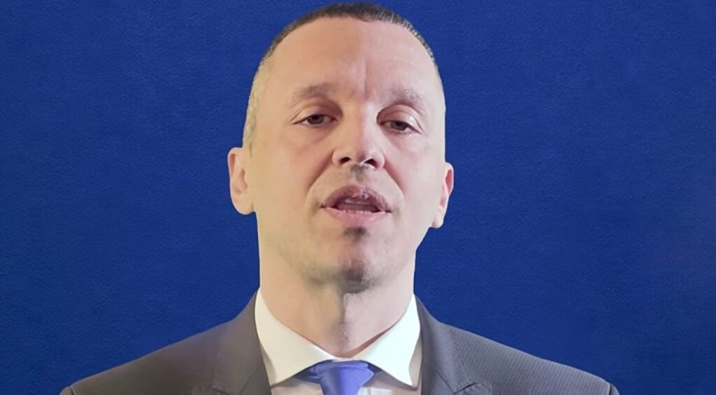 Ο ΚΑΣΙΔΙΑΡΗΣ ΑΝΑΚΟΙΝΩΣΕ ΣΗΜΕΡΑ ΕΠΙΣΗΜΑ ΤΟ ΚΟΜΜΑ ΤΟΥ ΜΕ ΕΝΑ ΒΙΝΤΕΟ «ΦΩΤΙΑ»