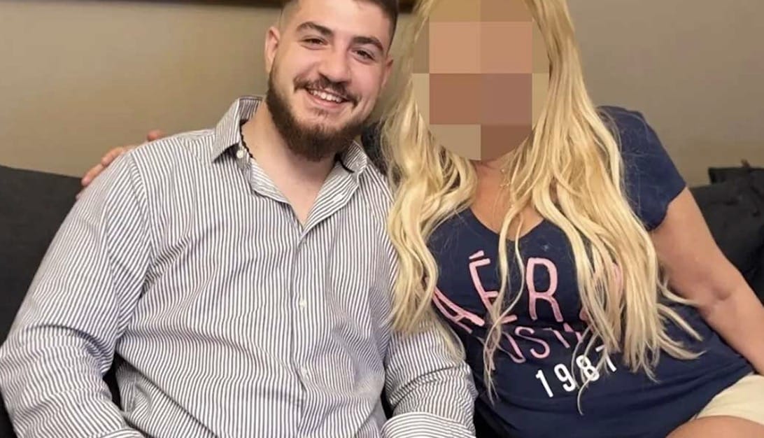 Ελληνίδα τραγουδίστρια πόζαρε με τον 22χρονο γιο της - Δεν φαντάζεστε ποια είναι 