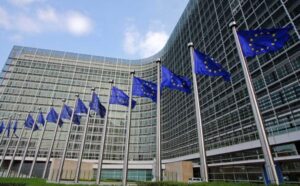 Η Κομισιόν κινεί διαδικασίες επί παραβάσει κατά (και) της Ελλάδας για ξέπλυμα χρήματος, αγορά ηλεκτρικής ενέργειας και εμπορία ανθρώπων