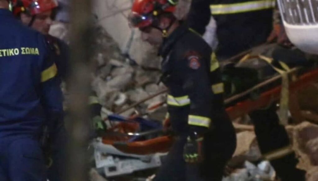 Εντοπίστηκε νεκρή γυναίκα από τα χαλάσματα του κτιρίου στην Πλάκα – Συνεχίζεται η έρευνα για τους άλλους 5 αγνοουμένους