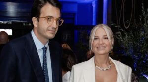 Φαίη Σκορδά: Που εμφανίστηκε με τον κούκλο σύζυγό της, Αλέξανδρο – Μας θάμπωσε με τα πανάκριβα κοσμήματά της και το υπέροχο ντεκολτέ της
