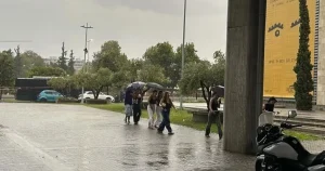 Βρέχει «καρέκλες» τώρα στη Θεσσαλονίκη: Στον αέρα η συναυλία του Ρέμου – Θεία Δίκη για τον ΜΑΖΩ λένε οι φαν