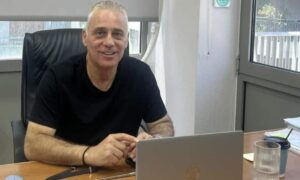 Στο νοσοκομείο ο αντιδήμαρχος Πειραιά Γιάννης Βοϊδονικόλας – Τραυματίστηκε από πυροβολισμό σε κατάστημα της περιοχής