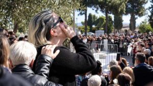 Μνημόσυνο Μαζωνάκη: Τα ουρλιαχτά της Μαρίας πάνω από το μνήμα – «Σήκω Γιώργο να μας δεις, εδώ είμαστε Γιώργο»