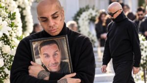 Εφιαλτική η νύχτα μετά το μνημόσυνο: Τι έκανε ο Bob όλο το βράδυ με τη φωτογραφία του Μαζωνάκη αγκαλιά;