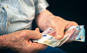 Μόλις ανακοινώθηκε για τις συντάξεις: Ανατροπή για 670.000 συνταξιούχοι – Τι θα συμβεί τον Δεκέμβριο