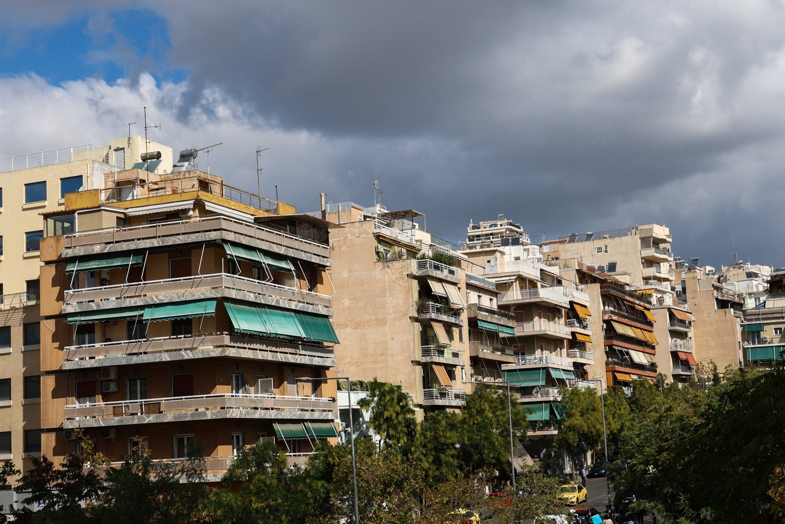 Με βαριά πρόστιμα έως 10.000 ευρώ κινδυνεύουν ιδιοκτήτες και ενοικιαστές – Αυτή είναι η ρύθμιση Χρυσοχοΐδη για τις πολυκατοικίες