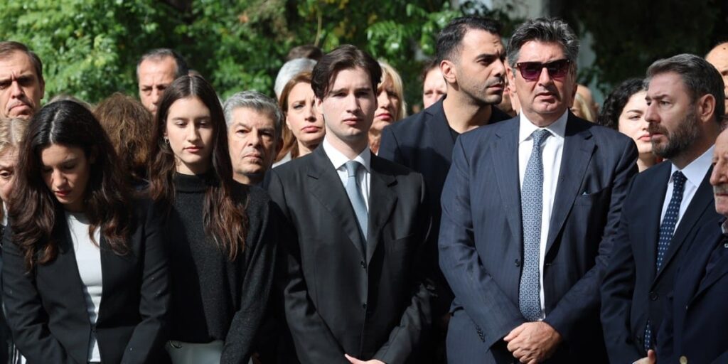 Πέντε χρόνια από τον θάνατο της Φώφης Γεννηματά: Ο σύζυγός της και ο γιος της στο μνήμα – Οι εικόνες από το μνημόσυνο