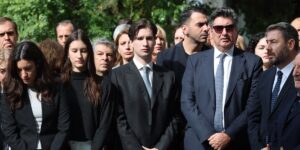 Πέντε χρόνια από τον θάνατο της Φώφης Γεννηματά: Ο σύζυγός της και ο γιος της στο μνήμα – Οι εικόνες από το μνημόσυνο