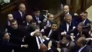 Άγριο ξύλο σε βουλή πριν από λίγο – Βίντεο ΣΟΚ
