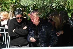 Απίστευτη ένταση και απρόοπτα στη Νίκαια: Οι θαυμαστές του Μαζωνάκη έκαναν διαφορετικό μνημόσυνο χωρίς την οικογένεια